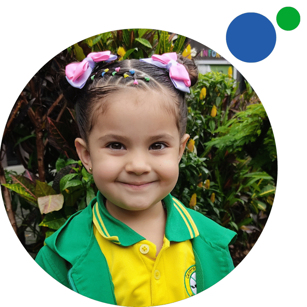 Niña sonriendo en el preescolar en Envigado, centro educativo Marcadores, donde los padres pueden verla en tiempo real.