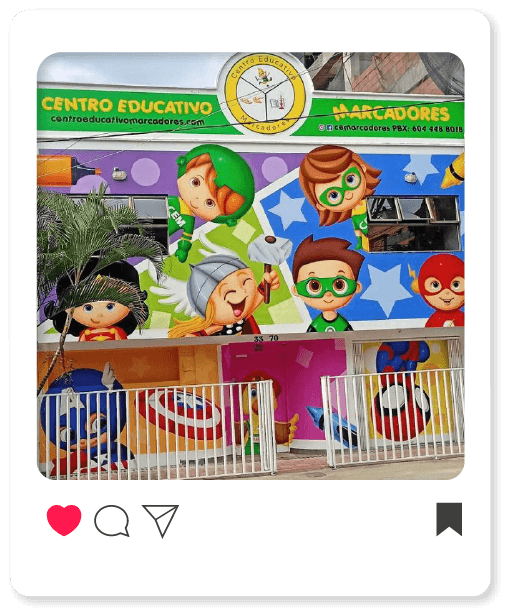 Edificio colorido con personajes infantiles.