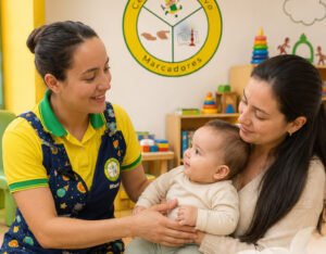 profesora recibiendo a bebe con su mama para salacuna centro educativo marcadores