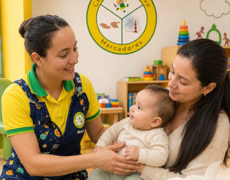 profesora recibiendo a bebe con su mama para salacuna centro educativo marcadores